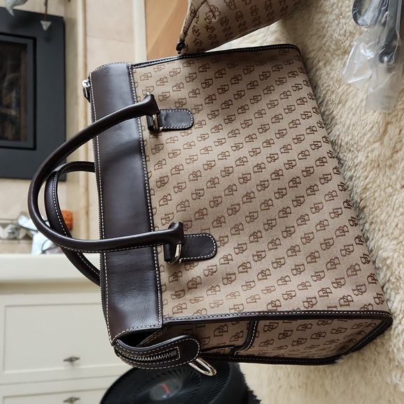 Beautiful NWT Dooney & Bourke Large Double Pocket Signature Tote Set 🤎👜 - Picture 8 of 17